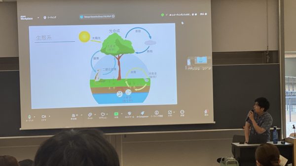 在国际基督教大学讲课的情景